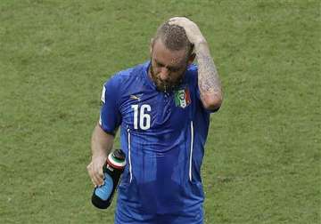 fifa world cup italy s de rossi ruled out of uruguay clash