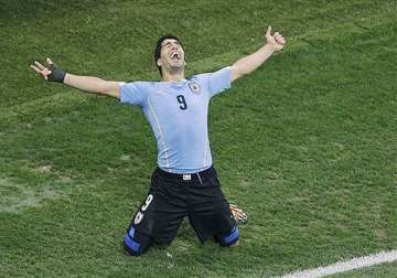 fifa world cup suarez gives uruguay 2 1 win over england