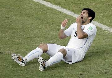 fifa bans luis suarez for 4 months for biting italian opponent