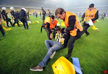 fenerbahce fans clash with turkish police