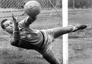 former brazil goalkeeper neves dies at 83