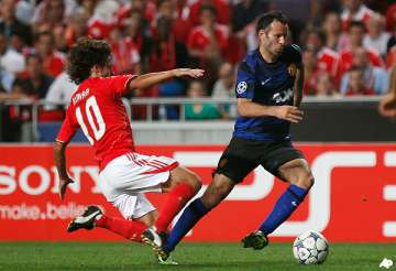 giggs goal gets 1 1 draw for man utd at benfica