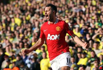 giggs grabs late winner for united at norwich