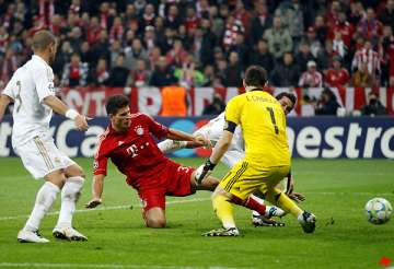 gomez s late goal leads bayern past real