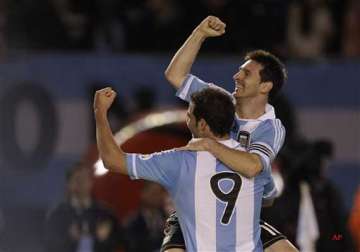 higuain gets 3 as argentina beats chile 4 1