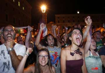 italy fans celebrate victory over england