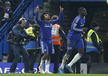 willian s late goal gives leader chelsea 1 0 win vs everton