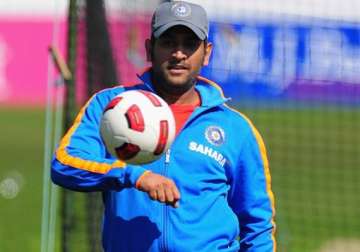 dhoni congratulates chennaiyin fc after winning their isl opener