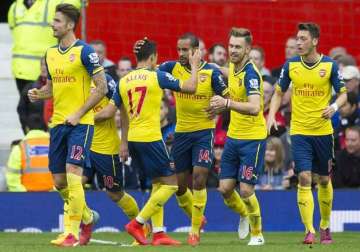 arsenal relies on late own goal to draw 1 1 at man united