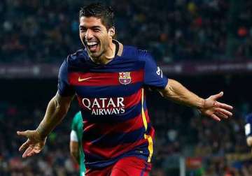 luis suarez scores hat trick as barcelona keeps pace with real madrid