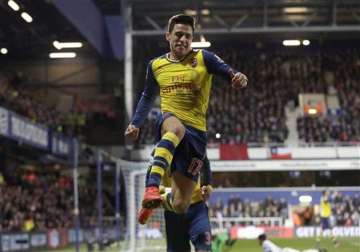 arsenal beats struggling qpr 2 1 to stay 3rd in epl