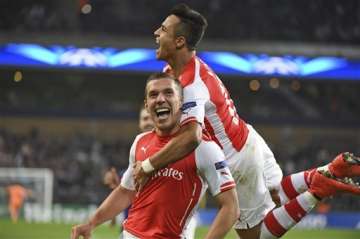 arsenal beats anderlecht 2 1 to stay 2nd in group