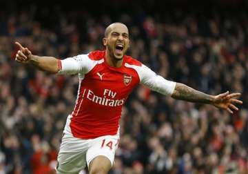 arsenal holds on to beat bottom place leicester 2 1 in epl