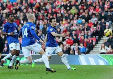 everton gets point vs sunderland with late penalty