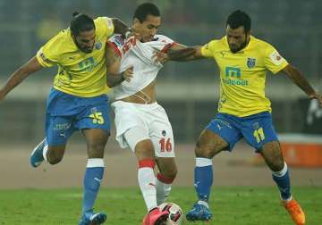 isl delhi dynamos script late drama to hold kerala blasters