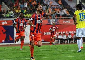 isl pune city beat kerala blasters 3 2 move to top of table