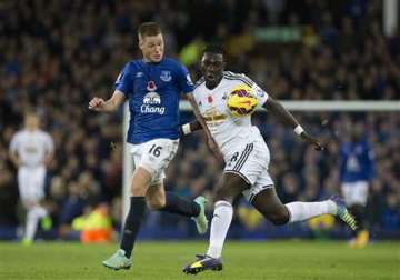swansea holds everton to 0 0 draw in epl