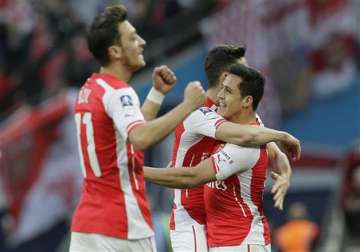 arsenal returns to fa cup final with 2 1 win over reading