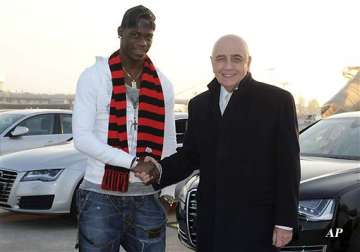 italy striker balotelli arrives in milan to finalize move