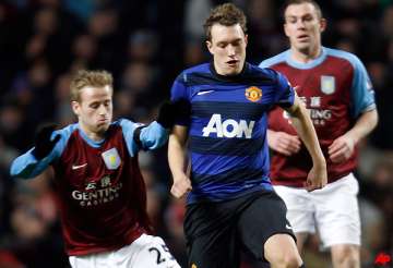 jones gets 1st goal for united in 1 0 win at villa