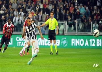 juventus beat milan to move closer to serie a title