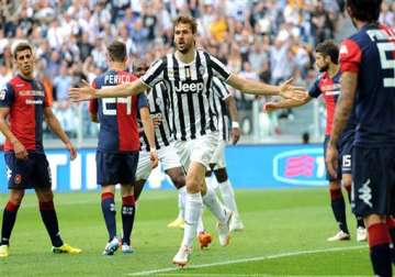 juventus beats cagliari to set new points record