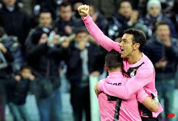 juventus beats novara 2 0 to lead serie a