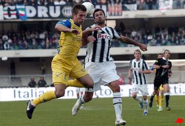 juventus stays top with 0 0 draw at chievo
