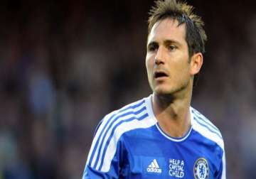 lampard rescues chelsea in 2 1 win at everton