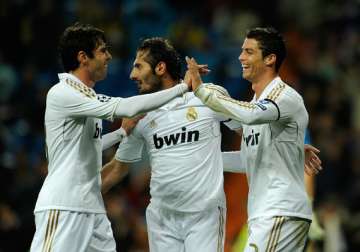 late goals keep real madrid in title hunt