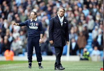man united is still favorite to win title says mancini