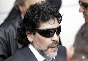maradona receives condolences from rival coach