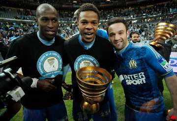marseille lifts league cup after edging lyon