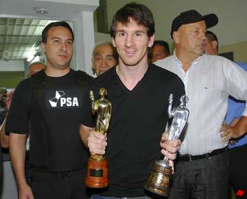 messi set to win 3rd straight world player honor