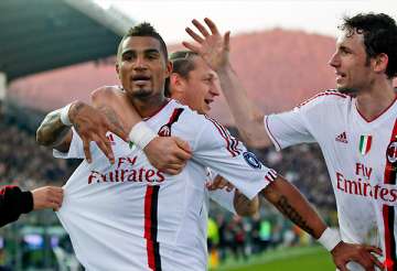 milan juventus win to stay joint top of serie a