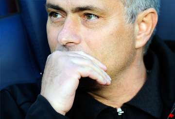 mourinho gets 1st win at barcelona in 10th try