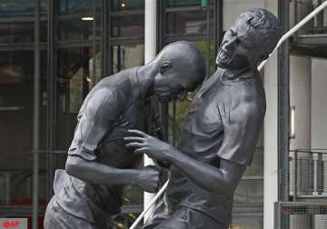 paris hosts statue of head butting zidane