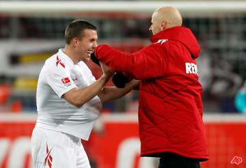 podolski snatches 1 1 draw for cologne with mainz