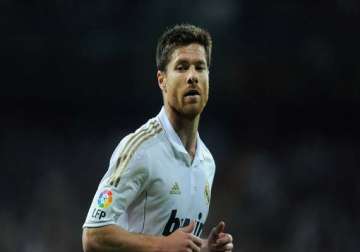 real madrid midfielder xabi alonso breaks foot