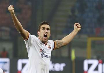 roma held to 2 2 draw at ac milan in serie a