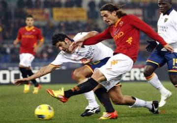 roma striker osvaldo fined banned for hitting lamela