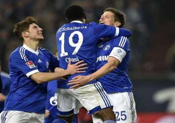 schalke beats hertha 2 0 to go 2nd in bundesliga