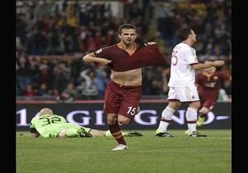 serie a roma beats ac milan 2 0 to keep title race open