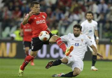 sevilla beats benfica in europa lge on penalties