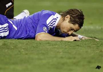 spain coach keeps faith with fernando torres