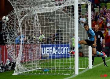 spain not letting scrutiny affects euro 2012 play