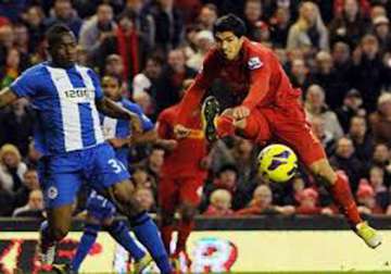 suarez leads liverpool to 4 0 win over wigan