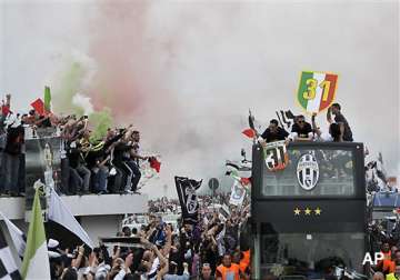 thousands celebrate title at juventus parade