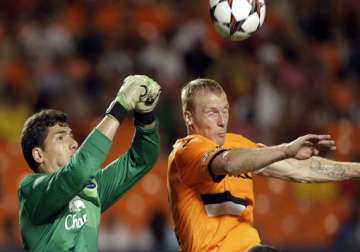 valencia tops everton 1 0 for 5th at champions cup