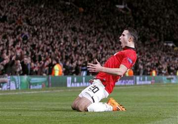 van persie out for 4 6 weeks with sprained knee